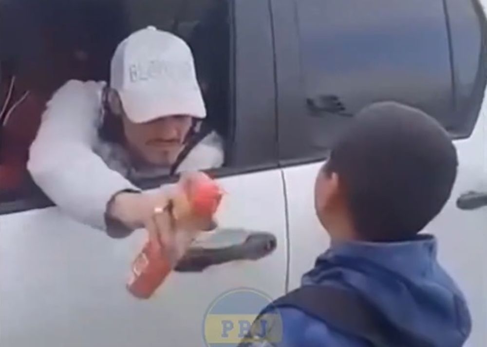 Edinson Cavani y el repelente para mosquitos que le aplicó a un niño