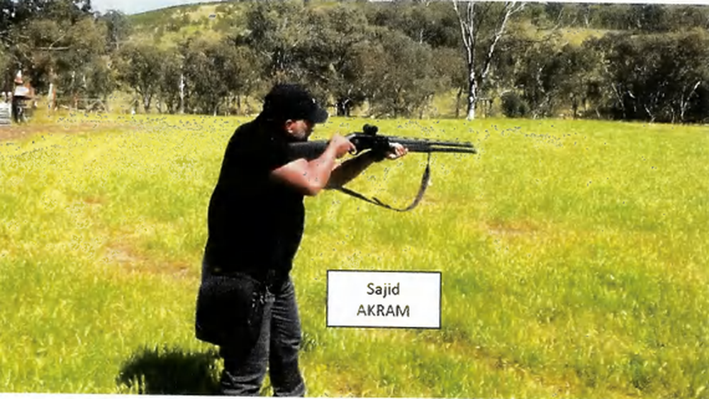 Captura de pantalla de un video encontrado en el teléfono de Naveed Akram que muestra a su padre entrenando con armas de fuego, según señala la policía.