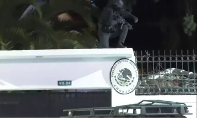 Colgado de pies y manos: así fue la detención de Jorge Glas dentro de la Embajada de México en Quito