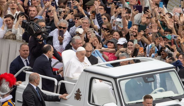 El Papa saluda a los fieles en la plaza San Pedro en la mañana del domingo de Resurreción, en la víspera de su muerte