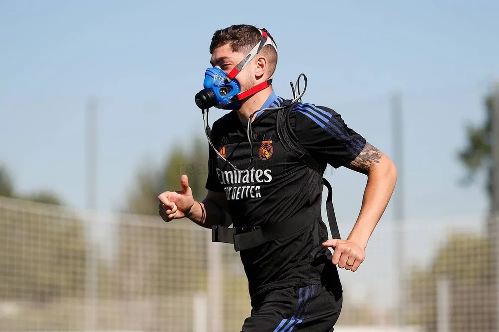 Federico Valverde en los entrenamientos de Real Madrid con máscaras de hipoxia