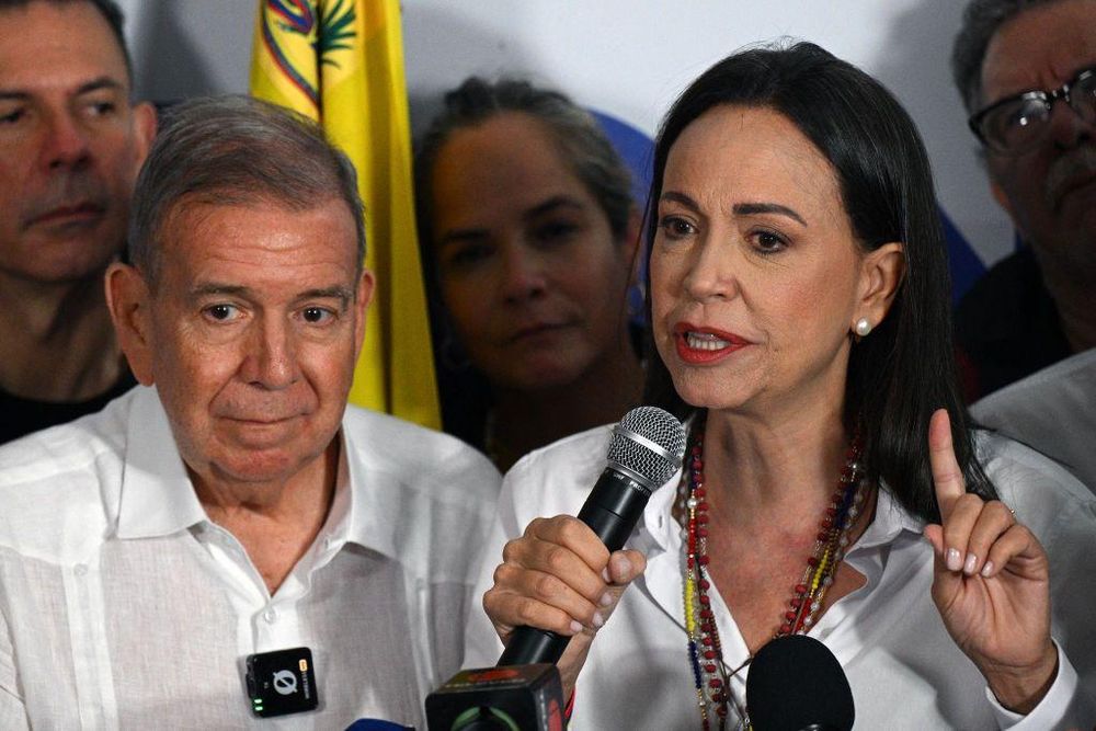 Edmundo González y Maria Corina Machado rechazaron el lunes 29 de julio de 2024 la victoria electoral anunciada por el CNE y anunciaron que habían obtenido cerca del 70 % de los votos.