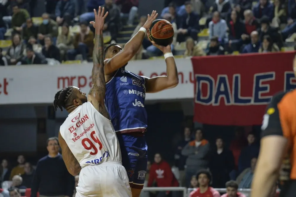 Luis Santos ataca a Bowman Jr.