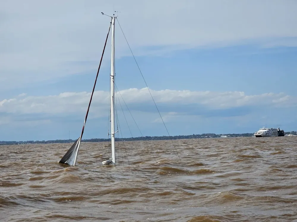 Un velero a pocos minutos de hundirse