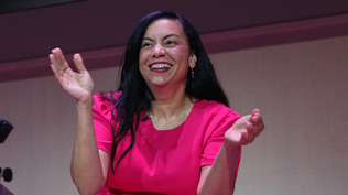 Analilia Mejía celebra su victoria el jueves por la noche.