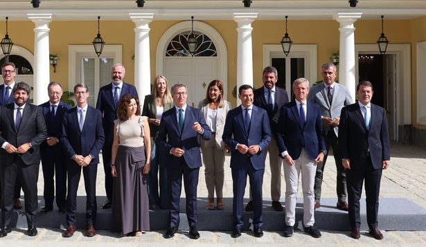 el presidente del PP, Alberto Núñez Feijóo, junto a los barones del PP, al llegar a una reunión con los presidentes autonómicos del Partido Popular.