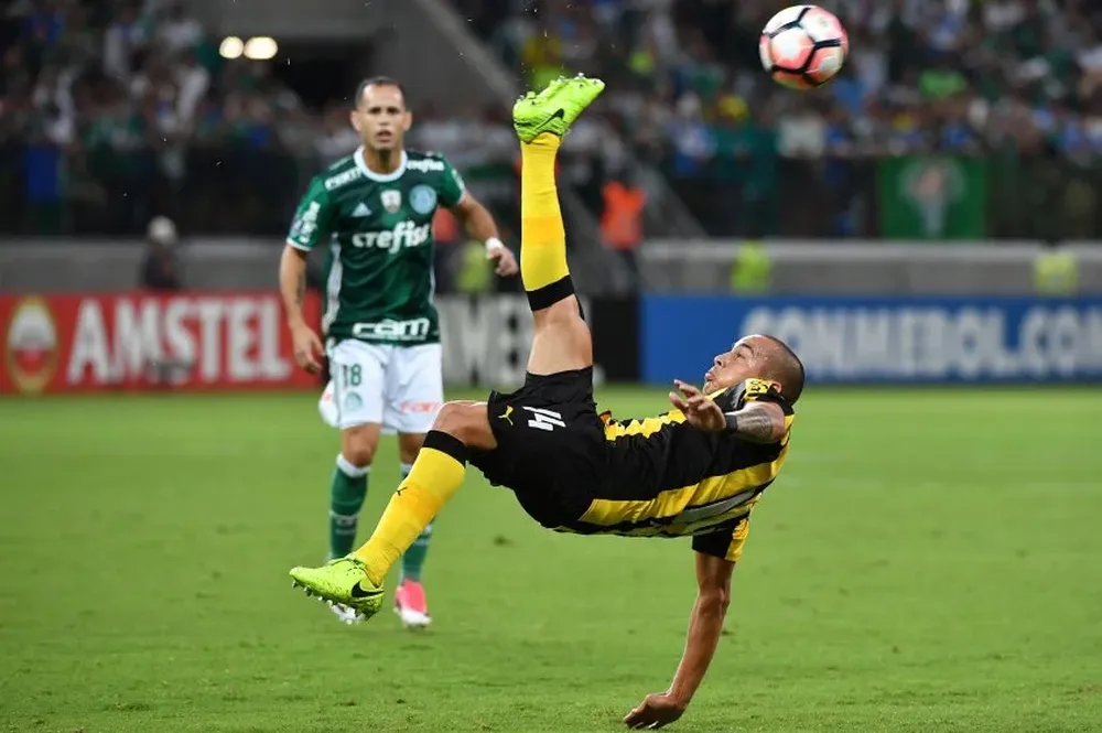 Guzmán Pereira ejecuta una chilena