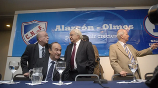 Héctor Olmos, sentado, en el lanzamiento de la lista de Ricardo Alarcón en 2010