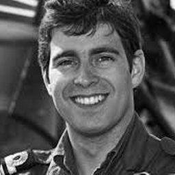 El ex príncipe Andrés, junto a un helicóptero Sea King durante la Guerra de Malvinas en 1982.