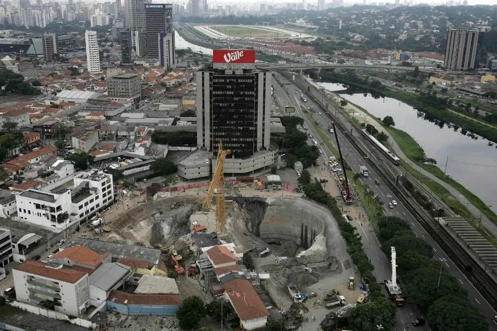 La falla estructural en las obras del subte de San Pablo causó un enorme socavón que se tragó personas, máquinas y vehículos en 2007.
