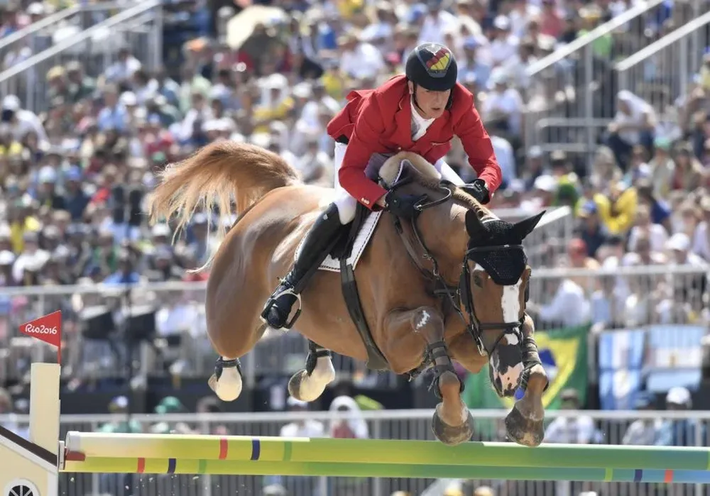 Daniel Deusser de Alemania compite en salto ecuestre
