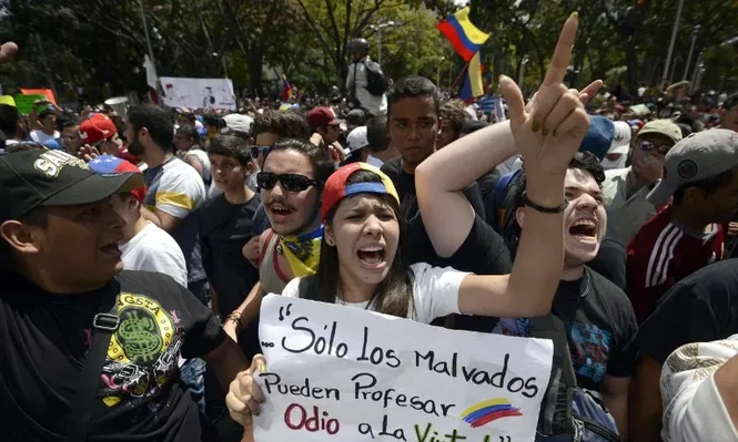 Masivas manifestaciones contra el gobierno desataron el caos en Venezuela