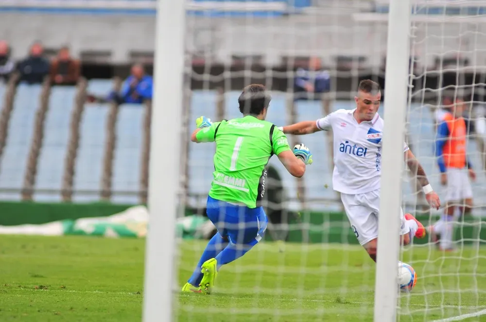 Tabó intenta definir ante Carini