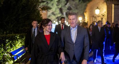 Isabel Díaz Ayuso y Alberto Núñez Feijóo, ingresando a la cena del Partido Popular.