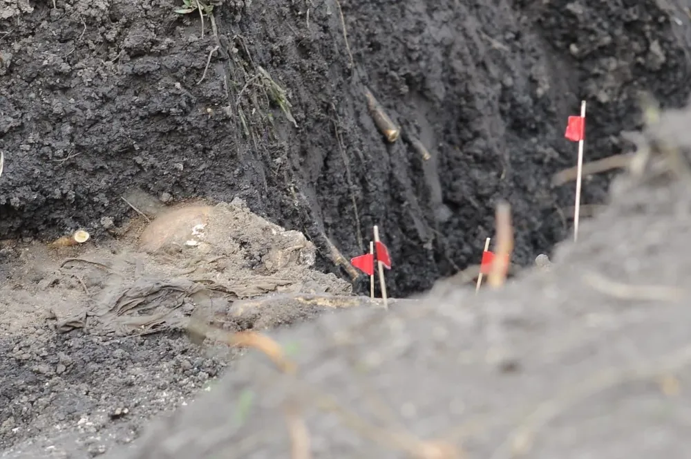 El cráneo del cuerpo encontrado semi enterrado en el batallón N° 13