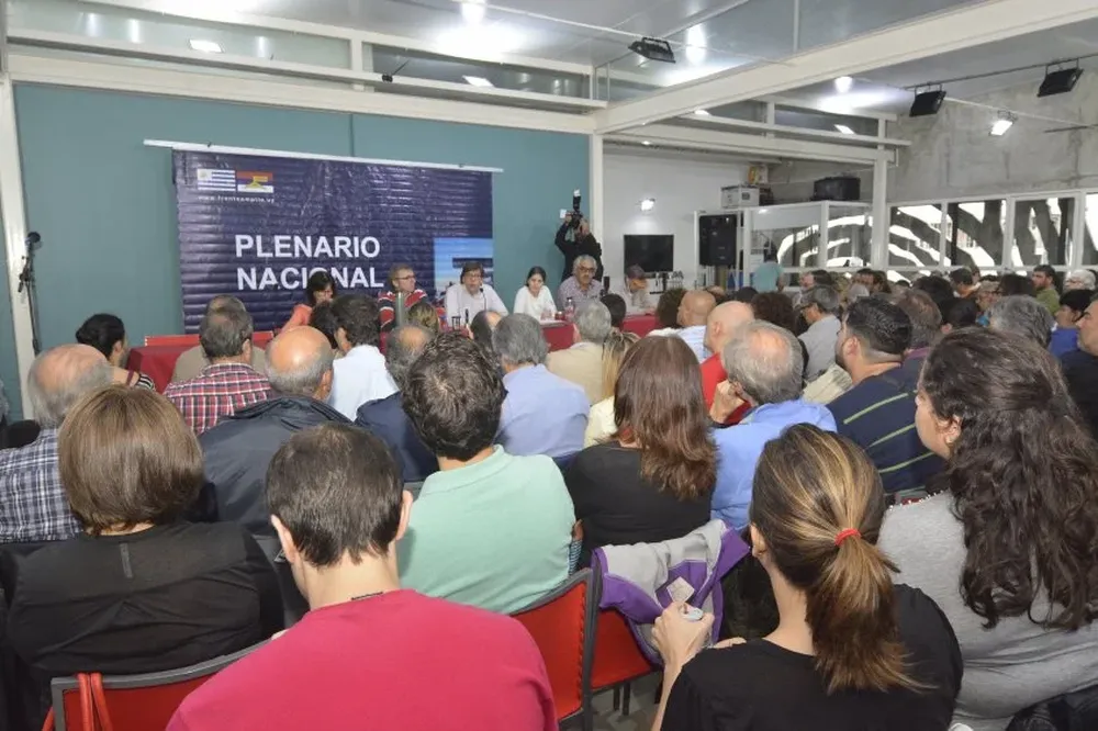 Plenario del Frente Amplio dónde se discutió la firma del TLC con Chile. Archivo 