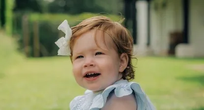 Lilibet, la segunda hija de Harry y Meghan, aparece en su primera foto oficial sonriente con un vestido azul y un lazo en el pelo
