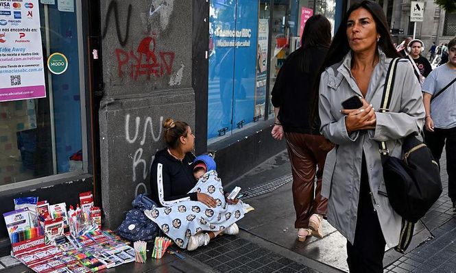 Mientras le pide ayuda al FMI, Javier Milei celebra la caída de la pobreza y de la indigencia en Argentina