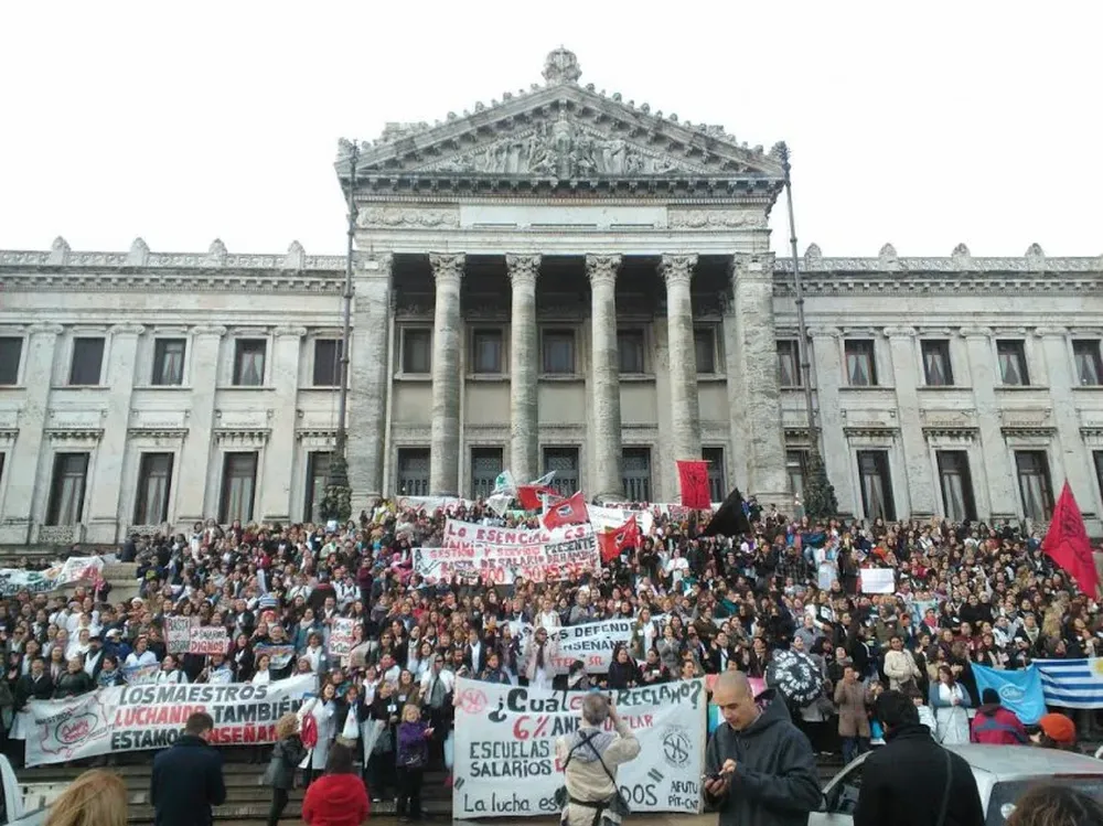 Así se manifiestan los docentes en la tarde del miércoles frente al Palacio Legislativo