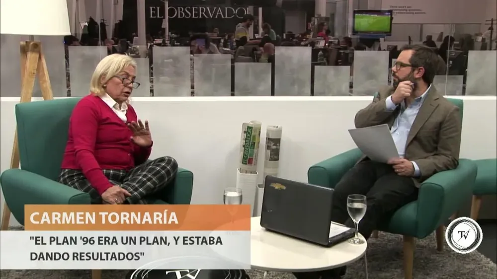 La ex consejera del Codicen, Carmen Tornaría, dijo que en las última semanas durante el conflicto en la educación se volvió a ver a los mismos grupitos que trancaron la reforma de Rama.Son grupitos que hacen daño, tocan cosas como han tocado estas dos últimas semanas, que deberían ser sagradas como la Presidencia de la República, los  legisladores o los representantes sindicales.Muchos le echan la culpa a la esencialidad, pero sin decreto igual se hubiera llegado al mismo escenario, señaló.Estos grupitos siempre existen. El problema es que cuando debilitan a la democracia porque les parece que lo peor es lo mejor, después no se hacen cargo -porque ha pasado históricamente- cuando surgen personajes como Hitler, como Mussolini o como Stalin. Desaparecen, sentenció.
