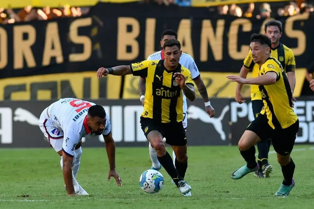 Eduardo Darias y Maximiliano Silvera de Peñarol, ante Nacional