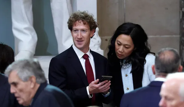 Mark Zuckerberg y su esposa Priscilla Chan en la asunción de Trump.