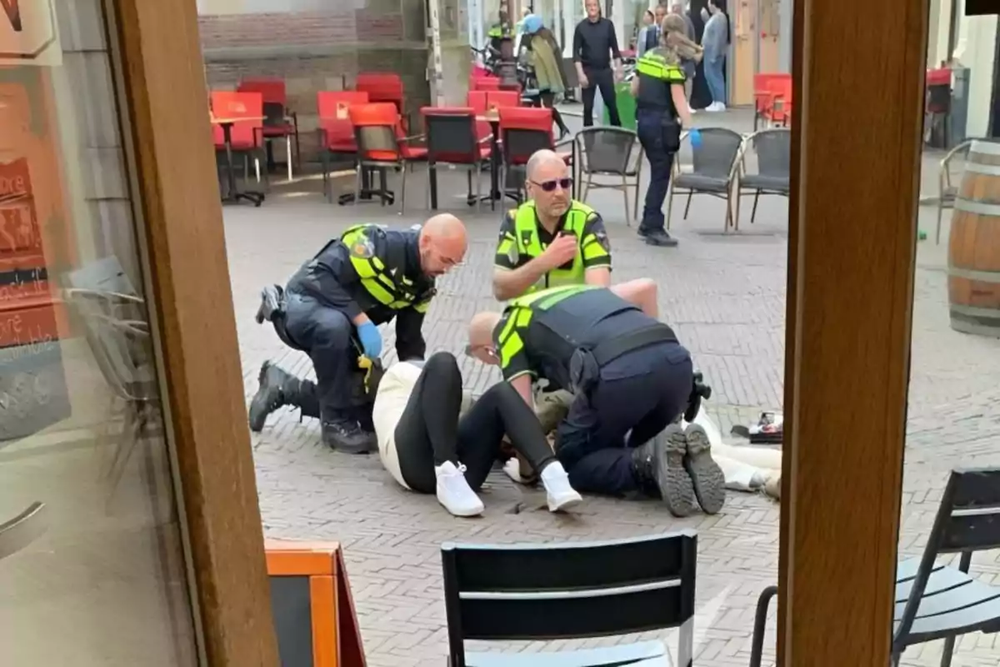 Atención a un herido tras el ataque con arma blanca en Amsterdam