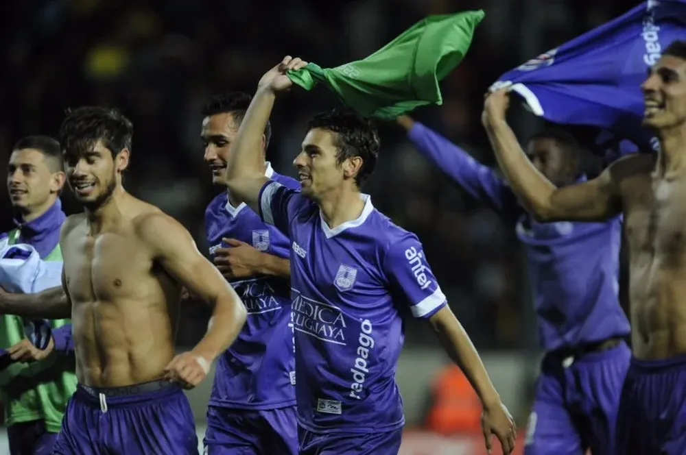 Tras el pitazo de Christian Ferreyra, el festejo de los jugadores violetas