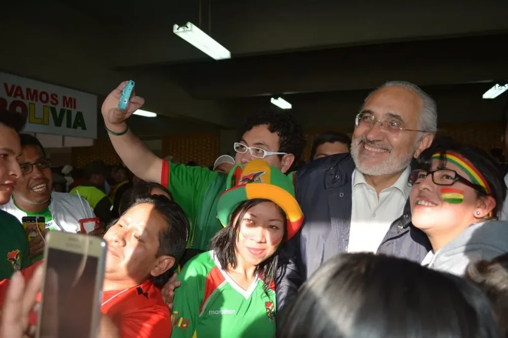 El expresidente Mesa fue muy requerido por los hinchas bolivianos