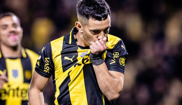 Leonardo Fernández celebra su gol para Peñarol ante Montevideo City Torque por el Torneo Apertura