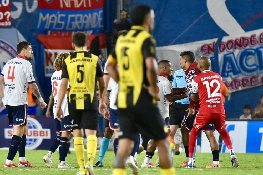 Diego Polenta ingresa a protestarle a Esteban Ostojich al finalizar el partido y el futbolista es expulsado