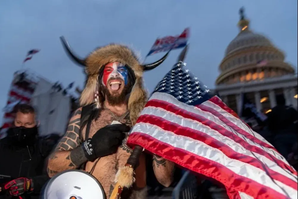 Las imágenes de “Chaman QAnon fueron tapa de todos los medios del mundo a la cabeza de más de 1.100 fanáticos trumpistas que invadieron el Congreso el 6 de enero de 2021.