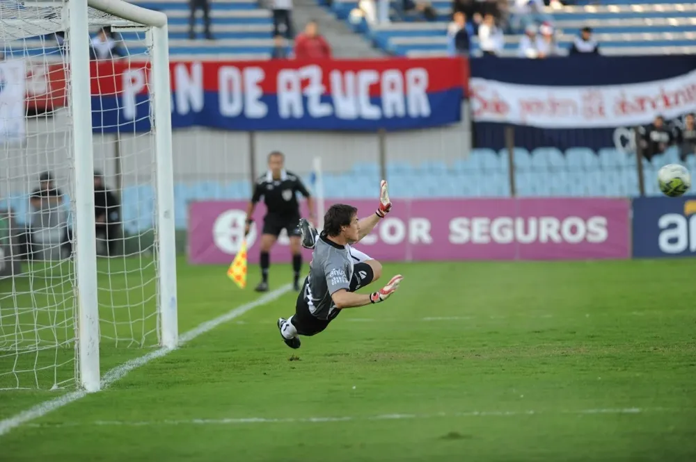 El arquero de Danubio tapa el penal