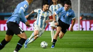 Messi con la pelota, lo espera Mathías Olivera y lo sigue Ugarte