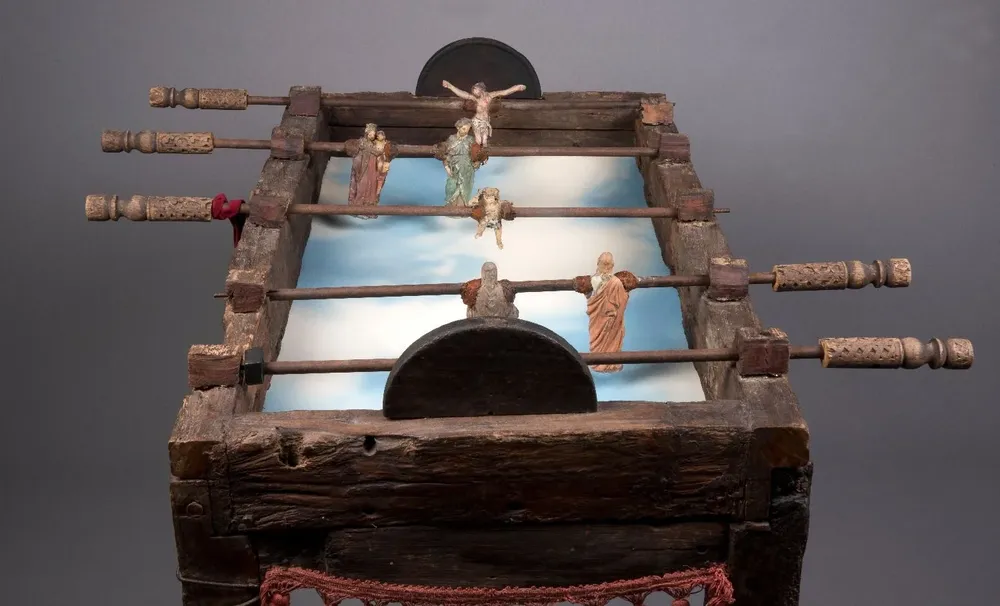 El juego de los milagros (1999). Madera, cemento, metal, impresión sobre foamboard y tela. 92,5 x 112 x 111 cm