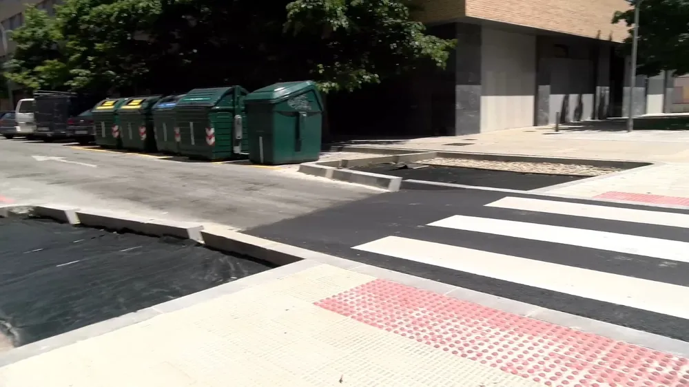 Paseo de peatones permeable en la calle Carmen Baroja Nessi.