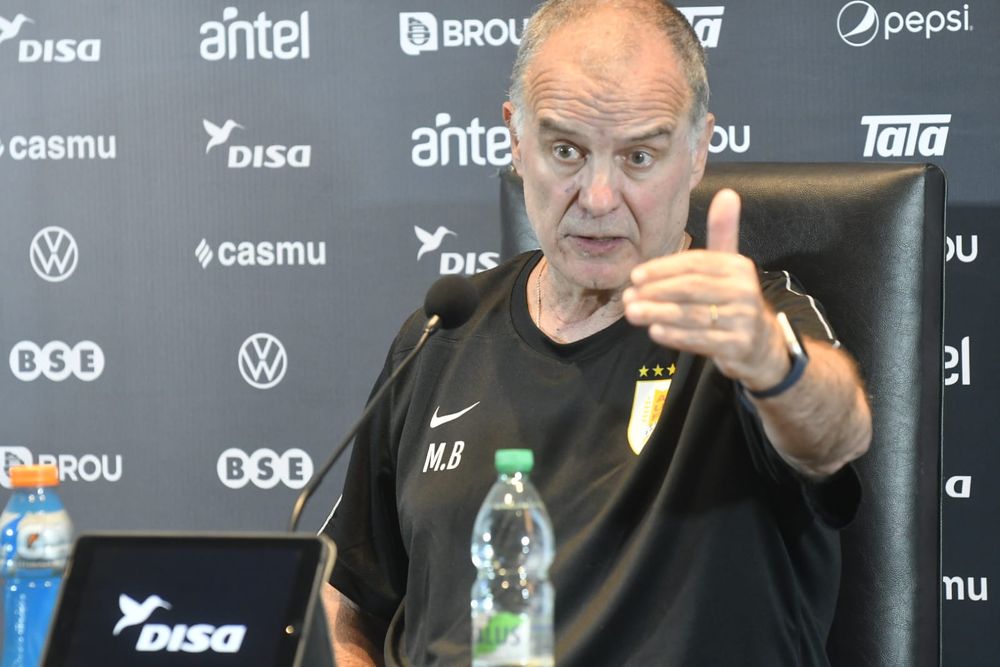 Marcelo Bielsa, técnico de la selección de Uruguay, brindó una conferencia de prensa