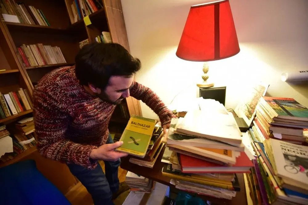 El hijastro de Mario Levrero, Juan Ignacio Fernández Hoppe, con los libros del autor