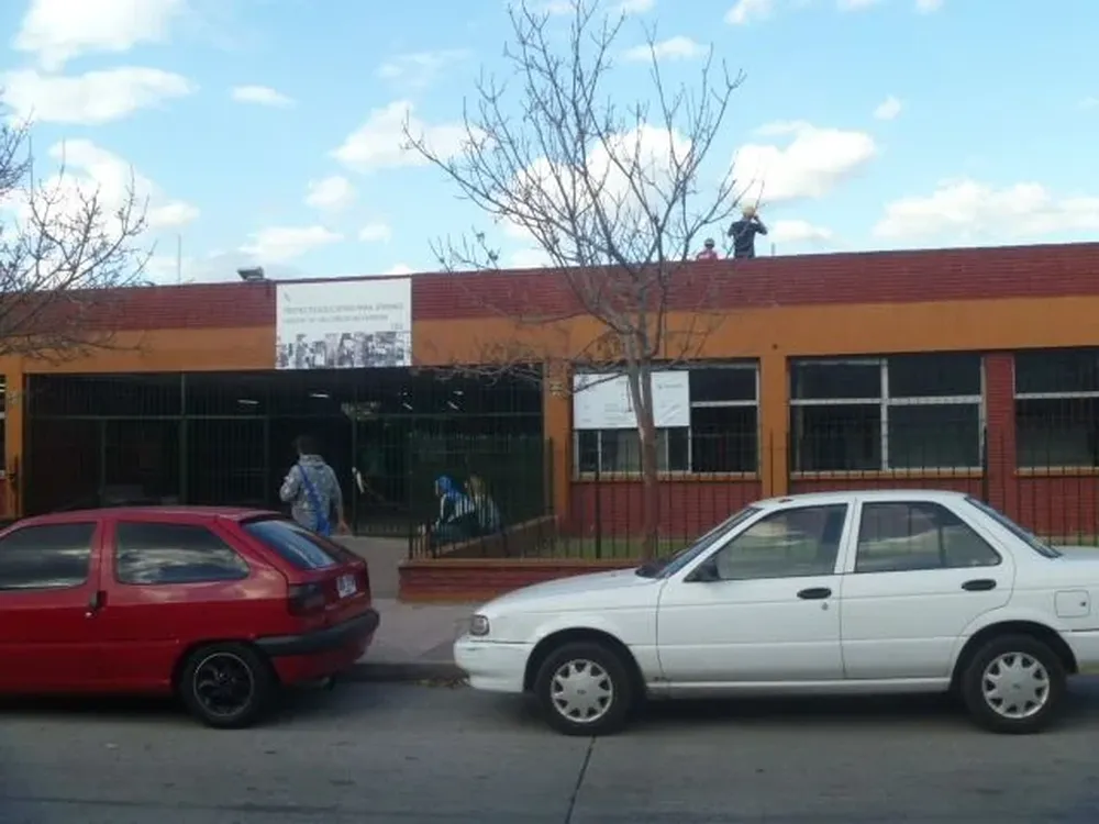 Fachada del Liceo 10. (Archivo)