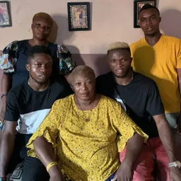 Christian Ebere, con el pelo rubio, junto a su madre y sus tres hermanos en Nigeria