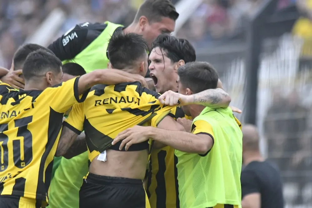 El festejo con el goleador Bentancourt