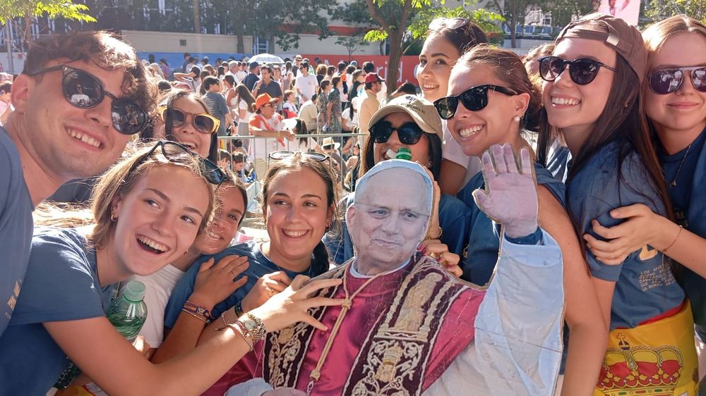 Un grupo de jóvenes sujetan una fotografía del papa León XIV mientras esperan su llegada a la vigilia en el paseo de la Castellana (rtve)