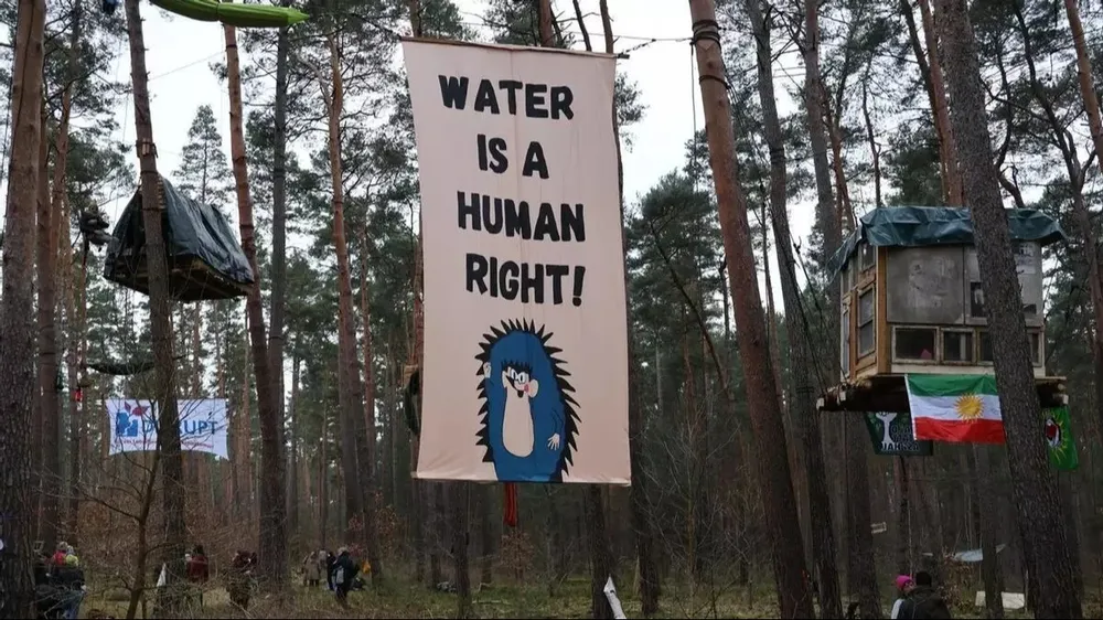 Un grupo de activistas acampa para impedir que se talen los árboles del bosque cercano a la fábrica de Tesla de Grünheide, en Alemania