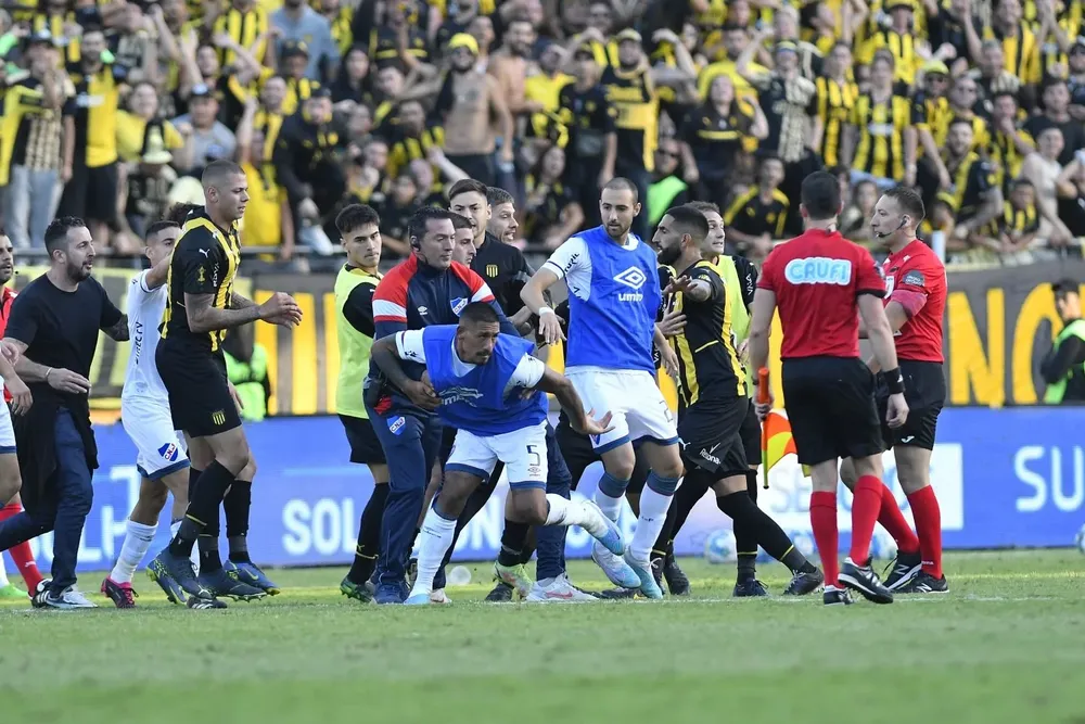 Pelea entre jugadores de Peñarol y Nacional al final del clásico