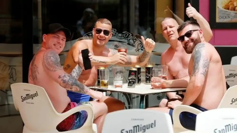 Varios turistas ingleses en un bar de Benidorm
