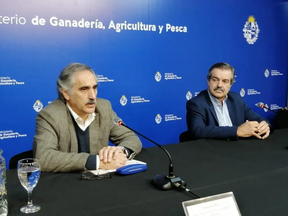 Eduardo Barre junto al ministro, Carlos María Uriarte.