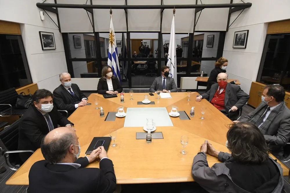 El presidente reunió a todos los partidos para anunciar avance en la negociación con China