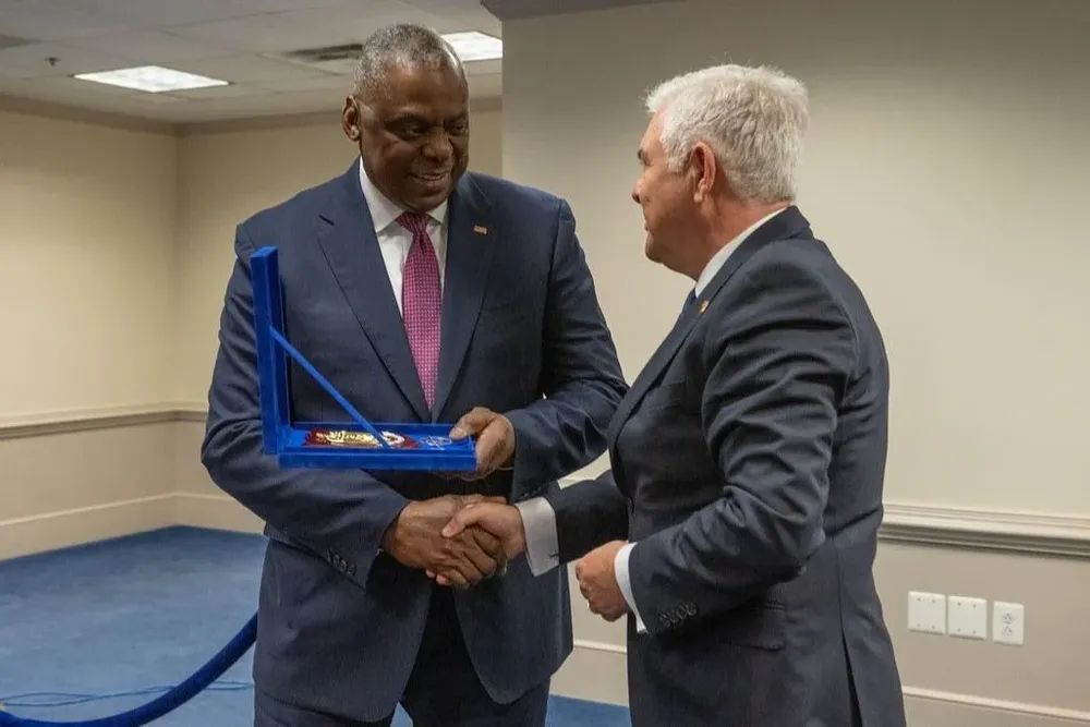 Angel Tilvar, ministro de Defensa de Rumania, con el secretario de Defensa norteamericano Lloyd Austin.