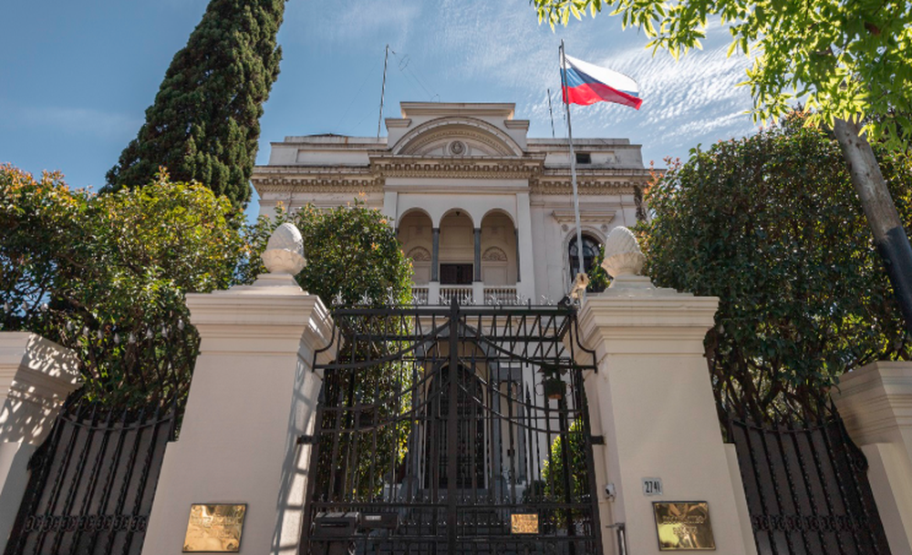 La fachada de la embajada de Rusia en Montevideo