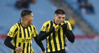 Damián García celebra su gol para Peñarol ante Fénix